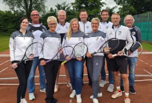 Der Vorstand der Tennis-Sparte v.l.n.r.: Lena Falk, Bernd Raudszus, Petra Reintjes, Heiko Tiedemann, Katrin Täuber, Gunnar Görrissen, Petra Körting, Lennart Körner, Besin Babic-Voss und Hans-Peter Erhorn